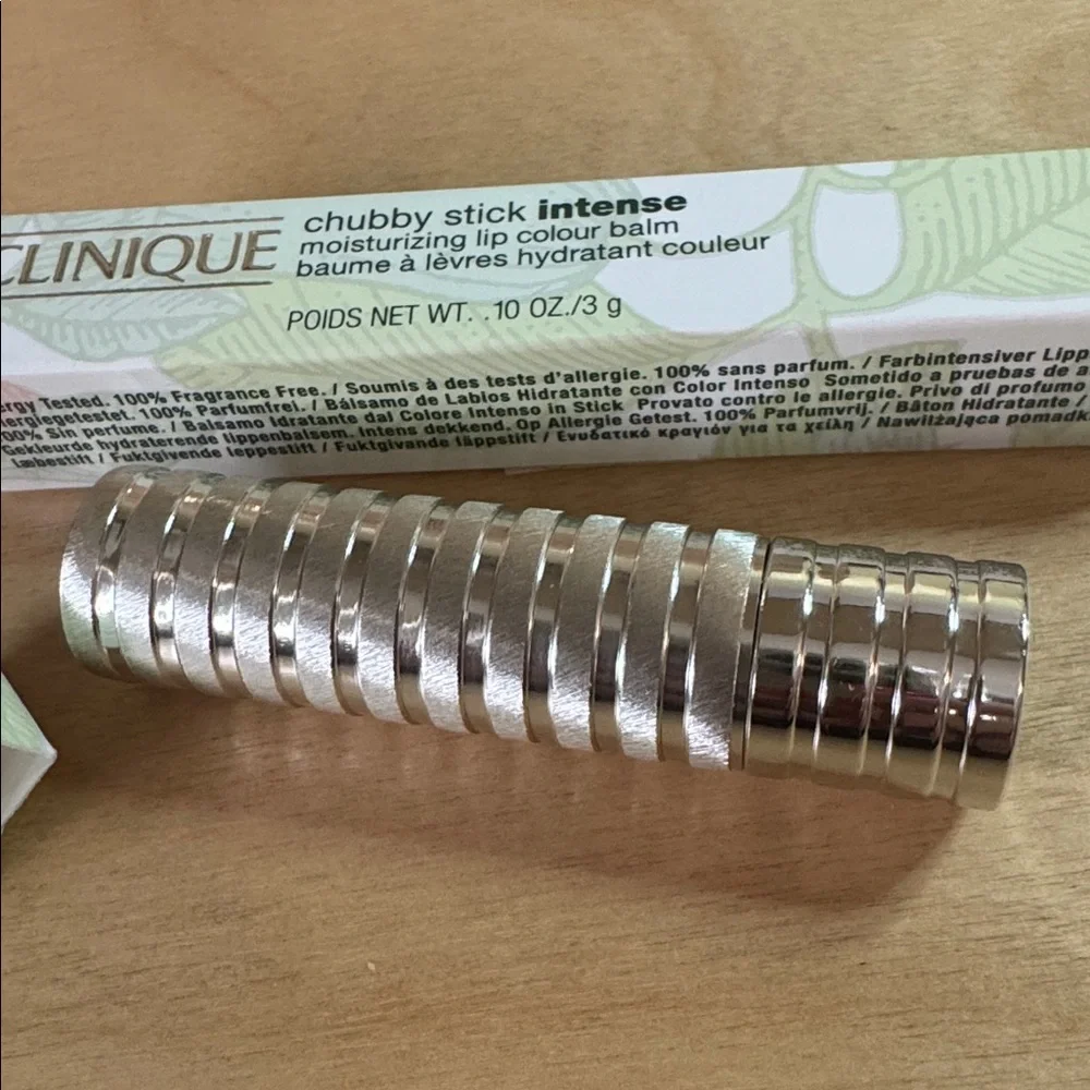 Clinique dramatically different lipstick shaping lip color “a different grape”